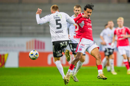 Örebros Jesper Modig och Kalmars Arash Motaraghebjafarpour