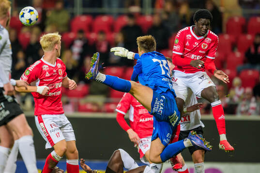 Örebros målvakt Jakub Ojrzynski och Kalmars Aboubacar