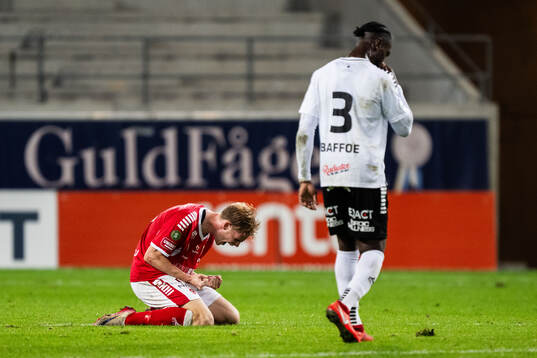 Kalmars Malcolm Stolt jublar och Örebros Joseph Baffoe