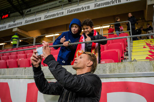 Kalmars tränare Toni Koskela tar en selfie med fansen