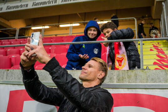 Kalmars tränare Toni Koskela tar en selfie med fansen