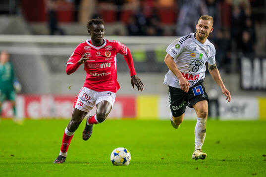 Kalmars Gibril Sosseh och Örebros Erik Andersson