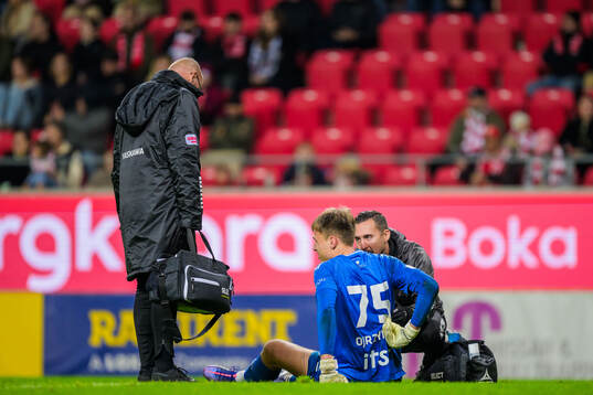 Örebros målvakt Jakub Ojrzynski får vård