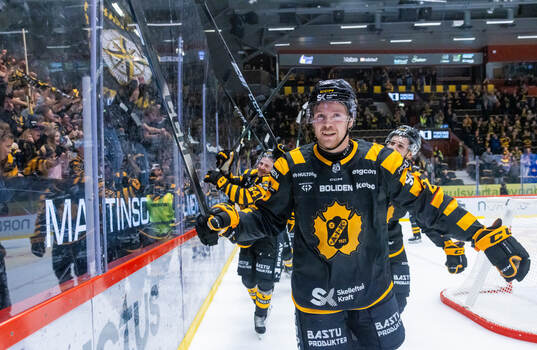 Skellefteås Mikkel Aagaard jublar med fansen