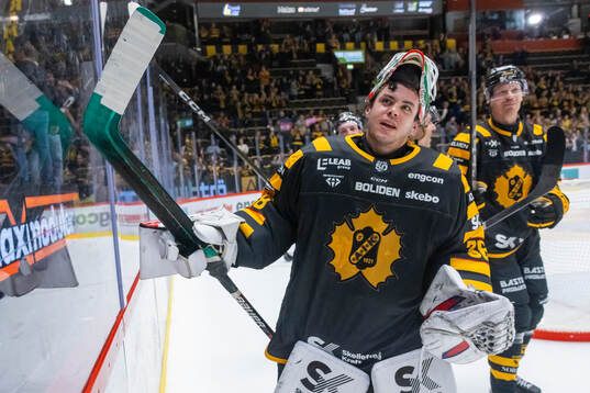 Skellefteås målvakt Strauss Mann jublar