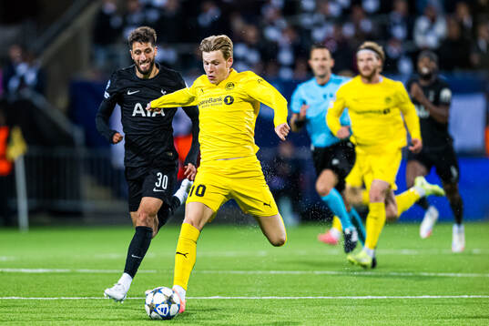 Rodrigo Bentancur of Tottenham Hotspur and Jens Petter