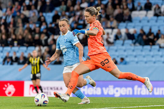 Malmö FFs Miljana Ivanovic och Häckens målvakt Jennifer