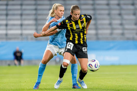 Malmö FFs Nellie Lilja och Häckens Anna Anvegård