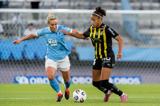 Malmö FFs Mia Persson och Häckens Felicia Schröder