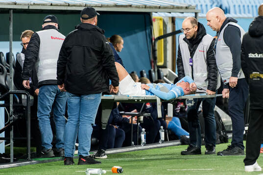 Malmö FFs Tuva Skoog bärs ut på bår