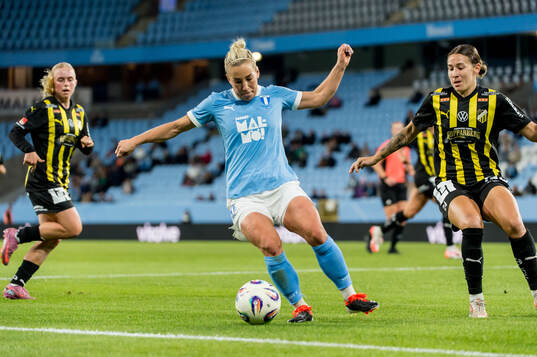 Malmö FFs Mia Persson och Häckens Tabby Tindell