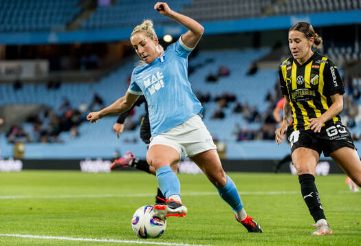 Malmö FFs Mia Persson och Häckens Tabby Tindell