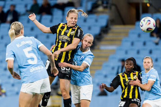 Häckens Anna Anvegård gör 0-1 bakom Malmö FFs Nathalie