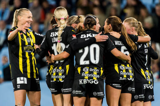 Häckens Alice Bergström jublar med lagkamrater