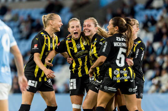 Häckens Anna Anvegård och Alice Bergström jublar