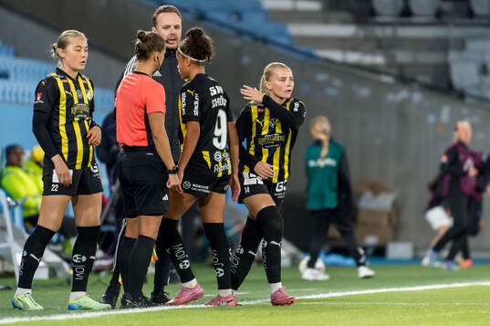Häckens Felicia Schröder och Matilda Nildén