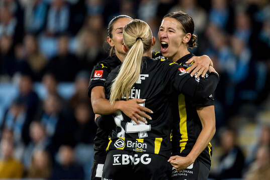 Häckens Tabby Tindell jublar med Matilda Nildén