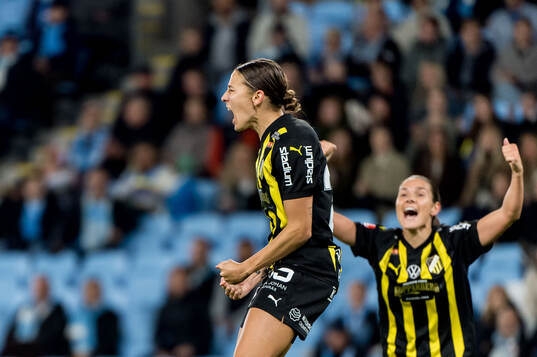Häckens Tabby Tindell jublar 0-3
