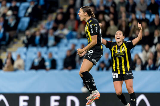 Häckens Tabby Tindell jublar 0-3