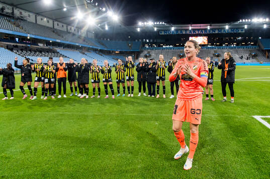 Häckens målvakt Jennifer Falk jublar