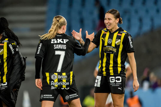 Häckens Pernille Sanvig och Tabby Tindell jublar