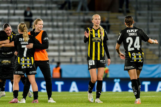 Häckens Lisa Löwing och Tabby Tindell jublar
