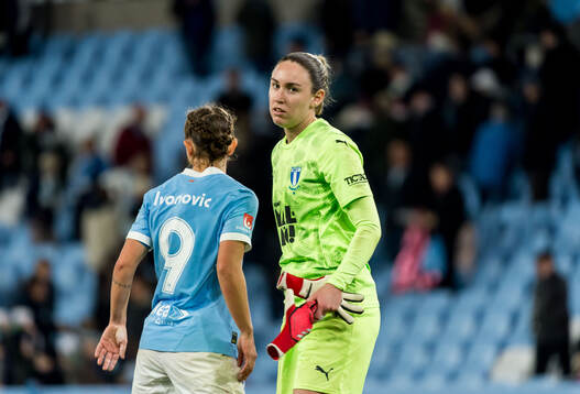 Malmö FFs Miljana Ivanovic och målvakt Moa Öhman deppar