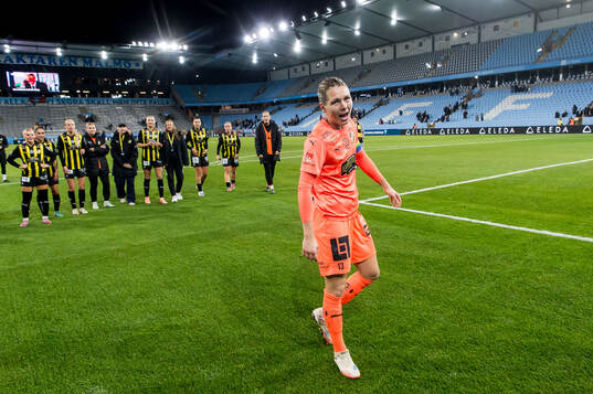 Häckens målvakt Jennifer Falk jublar