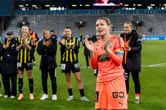 Häckens målvakt Jennifer Falk jublar