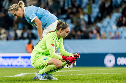 Malmö FFs Sanna Kullberg och målvakt Moa Öhman deppar
