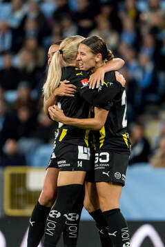 Häckens Tabby Tindell jublar
