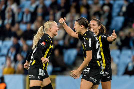 Häckens Tabby Tindell jublar