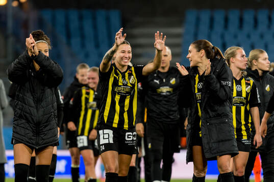 Häckens Tabby Tindell jublar