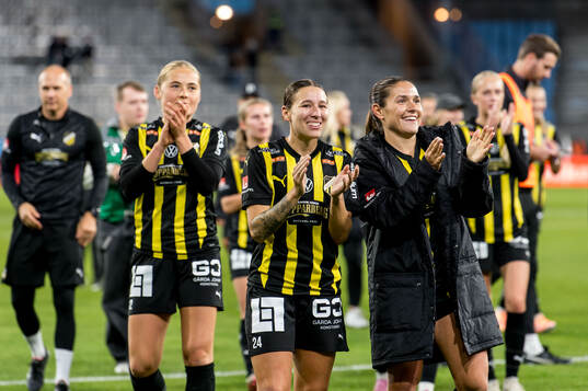 Häckens spelare jublar