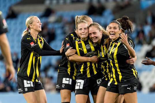 Häckens Anna Anvegård och Alice Bergström jublar