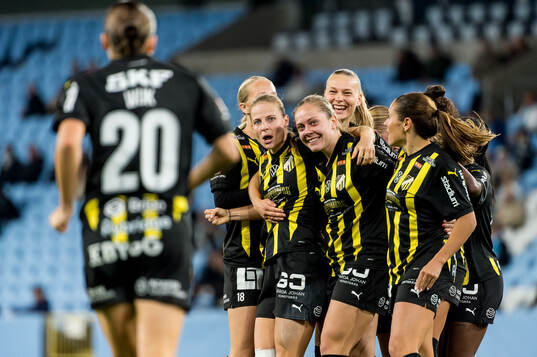 Häckens Anna Anvegård och Alice Bergström jublar
