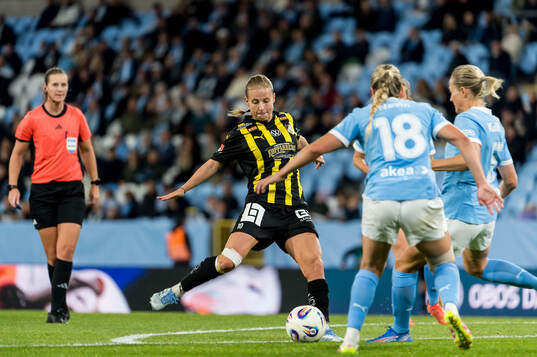 Häckens Anna Anvegård och Malmö FFs Courtney Nevin och