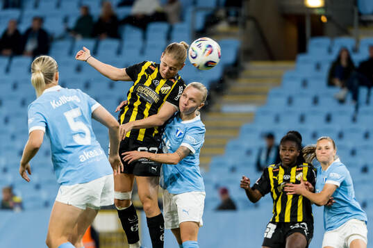 Häckens Anna Anvegård nickar in 0-1 framför Malmö FFs