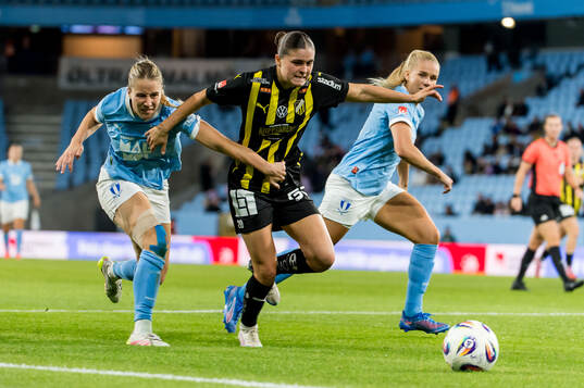 Häckens Hanna Wijk och Malmö FFs Courtney Nevin och