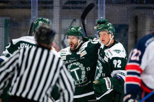 Tingsryds AIFs Joachim Nermark jublar med Adam Bäckstrand