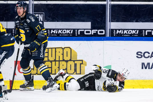 Södertäljes Carter Ashton och Västerås Kim Rosdahl