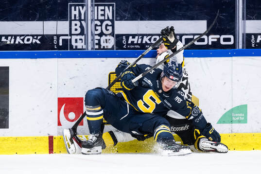 Södertäljes Carter Ashton och Västerås Kim Rosdahl