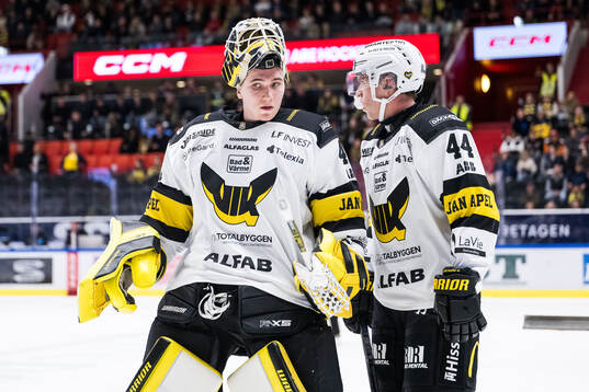 Västerås målvakt Rasmus Korhonen och Oscar Lawner deppar