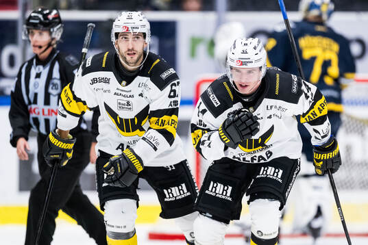 Västerås Konstantin Komarek och Oscar Lawner jublar