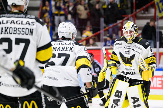 Västerås målvakt Rasmus Korhonen jublar