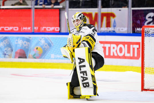 Västerås målvakt Rasmus Korhonen jublar