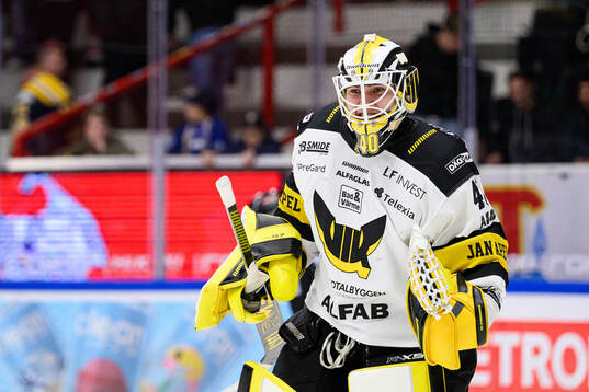 Västerås målvakt Rasmus Korhonen jublar