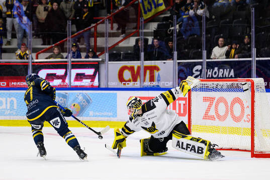 Södertäljes Mitch Lewandowski och Västerås målvakt