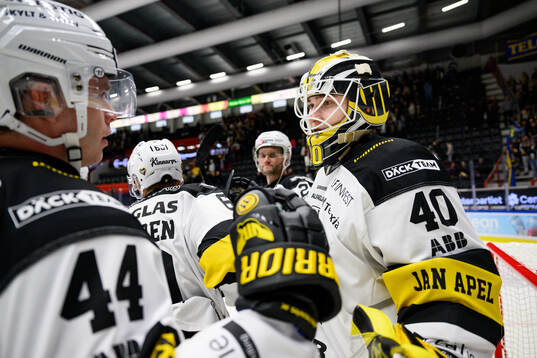 Västerås Oscar Lawner och målvakt Rasmus Korhonen jublar