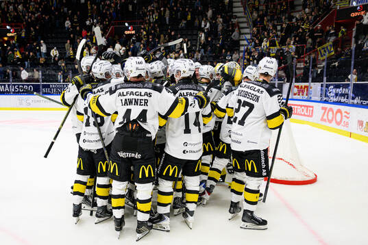 Västerås spelare jublar med målvakt Rasmus Korhonen